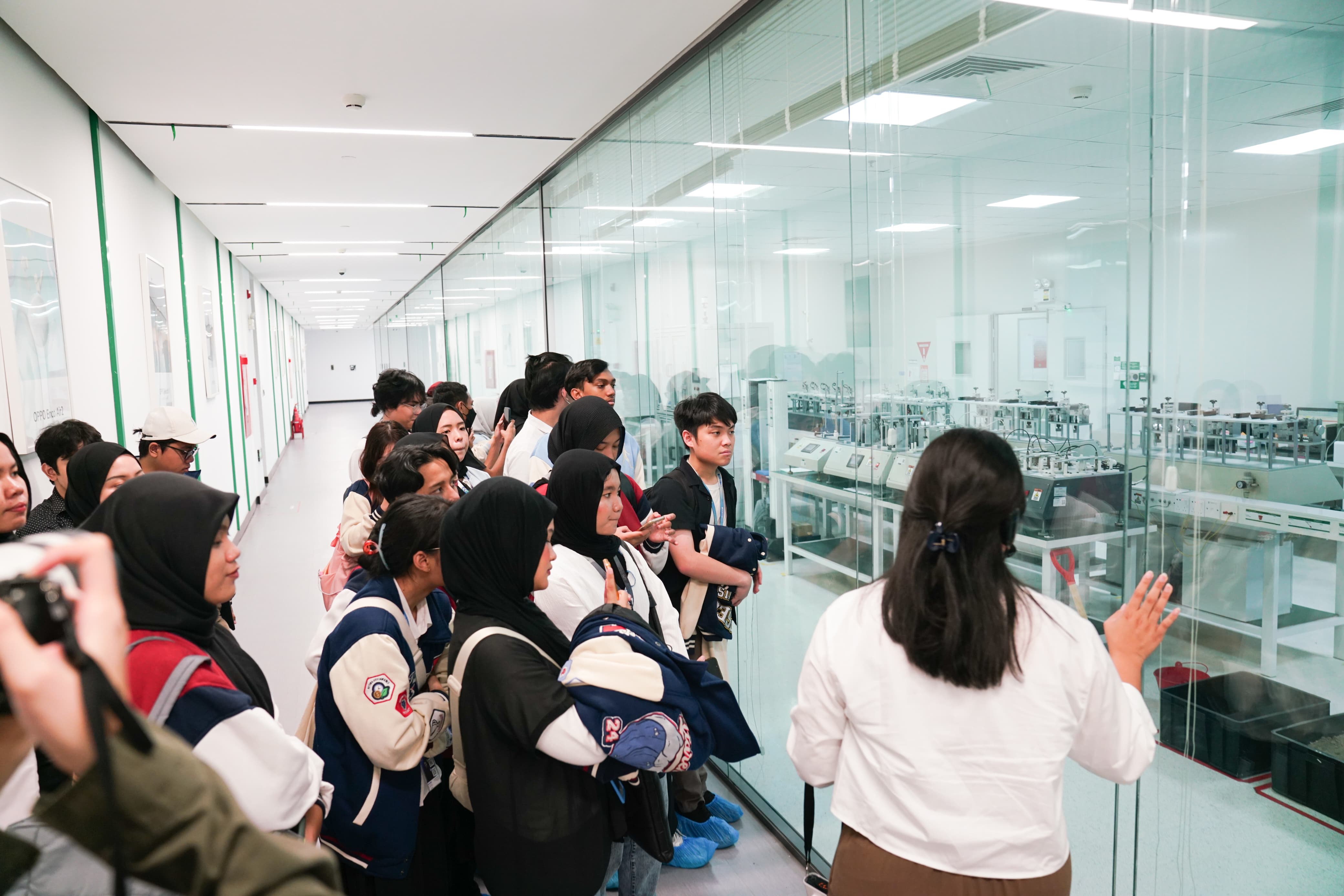 OPPO Buka Pintu Pabrik untuk Generasi Muda, Perlihatkan Proses Produksi Berteknologi Canggih hingga Fasilitas Modern